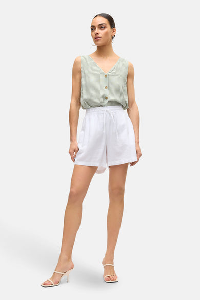 Witte short van VERO MODA, met trekkoord en gedragen met een gestreepte top en hakken.

