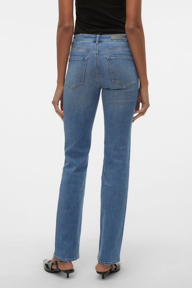 Jean droit en denim bleu de VERO MODA, arrière montrée, avec des poches arrière et des chaussures noires.
