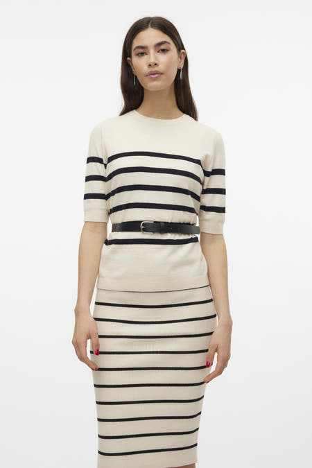 T-shirt écru de VERO MODA, avec des rayures horizontales bleu marine, associé à une jupe coordonnée.