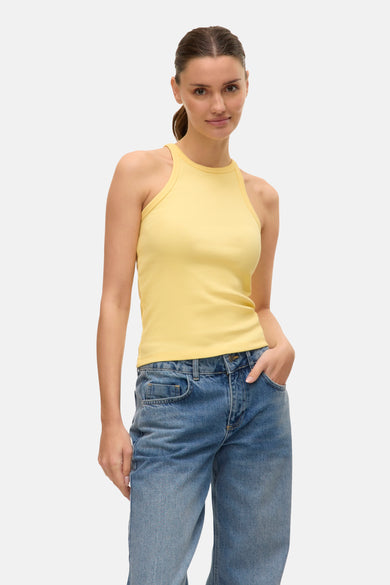 Tête blonde de VERO MODA, associée à un jean bleu et des chaussures vert olive.