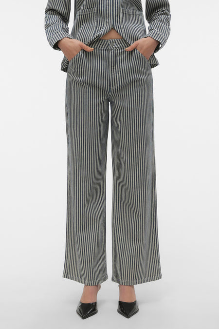 Jean coloré en denim de Vero Moda, avec un motif rayé bleu et blanc, porté avec des chaussures noires.