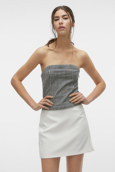 Blouse bleue de Vero Moda, avec un motif à rayures, portée avec une jupe blanche, vue de derrière.