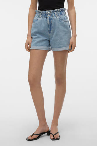 Short bleu de VERO MODA® avec taille paperbag, fermeture à boutons et revers aux jambes.