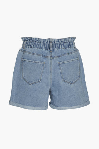 Short en jean bleu de VERO MODA® avec taille élastique, style paper-bag et ourlets retroussés, vue arrière.