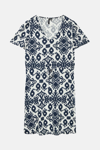 Tunique bleue à manches courtes de Vero Moda, avec un imprim ik ikat foncé et une ceinture.