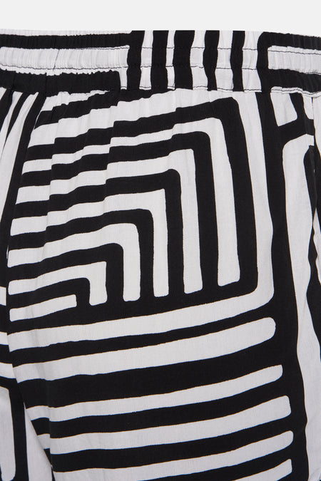 Short noir de VERO MODA® avec un motif noir et blanc frappant et une ceinture élastique.