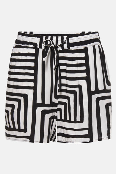 Short noir de Vero Moda avec un motif graphique noir et blanc frappant et une fermeture éclair.