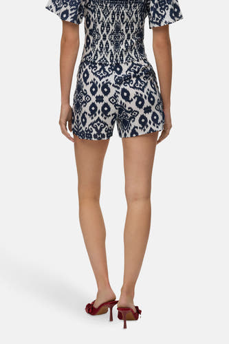 Short bleu de VERO MODA avec un motif ikat distinctif et des lacets rouges.