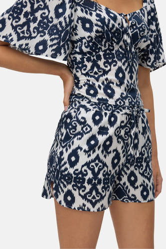 Short bleu de VERO MODA® avec imprimé ikat et ceinture à la taille, cropped.