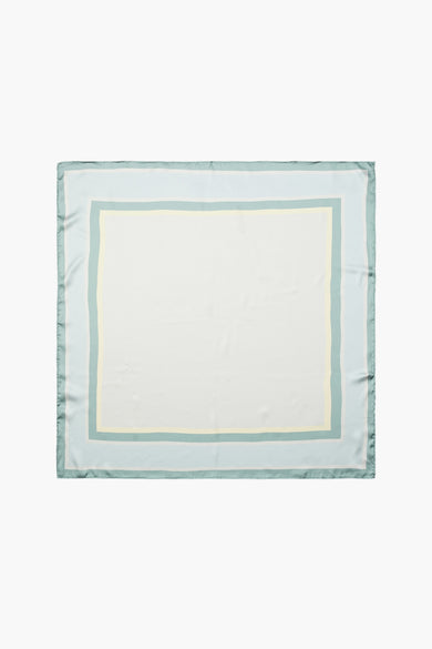 Écharpe d'été bleue de Vero Moda, avec un motif rayé subtil sur le bord.