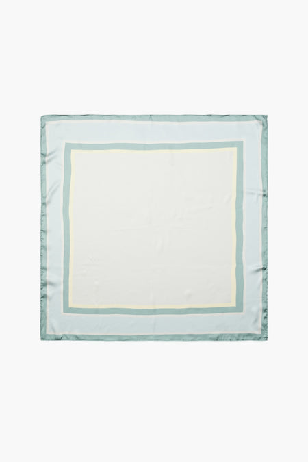 Écharpe d'été bleue de Vero Moda, avec un motif rayé subtil sur le bord.