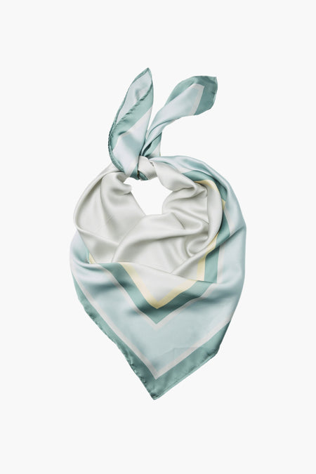 Écharpe d'été bleue de VERO MODA avec un motif à rayures géométriques et des détails noués.