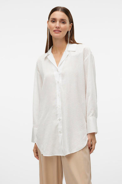 Chemise blanche à manches longues de VERO MODA®, texturée, avec une longue jupe beige large.