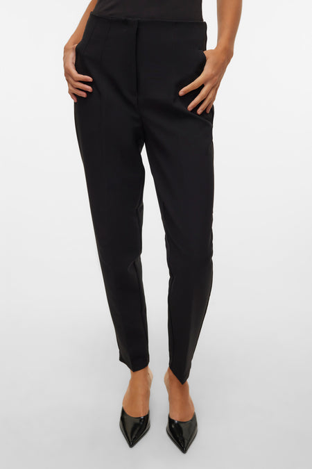 Pantalon noir de VERO MODA, modèle tailleur avec poches et escarpins noirs à bouts pointus.