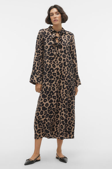 Lange beige jurk van VERO MODA® met zwarte luipaardprint, lange mouwen en strikdetail bij de hals.
