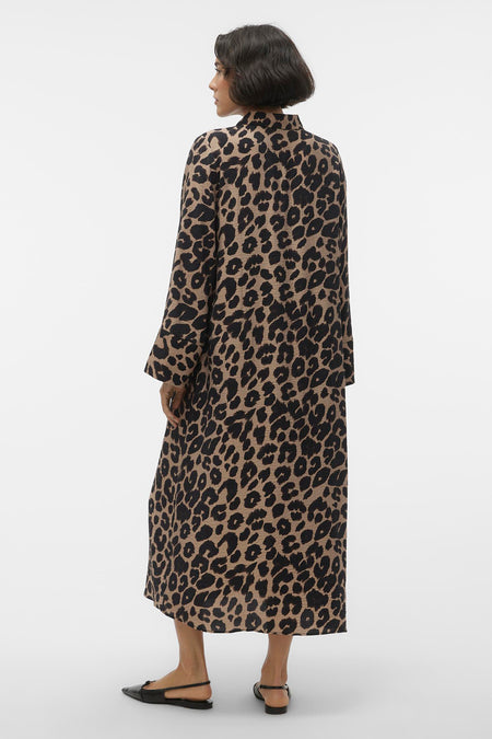 Longue robe beige VERO MODA® avec imprimé de zèbre continu et longues manches.