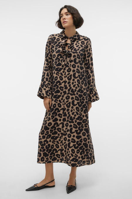 Robe beige VERO MODA® avec imprimé de panthère noire, longues manches et col boutonné.