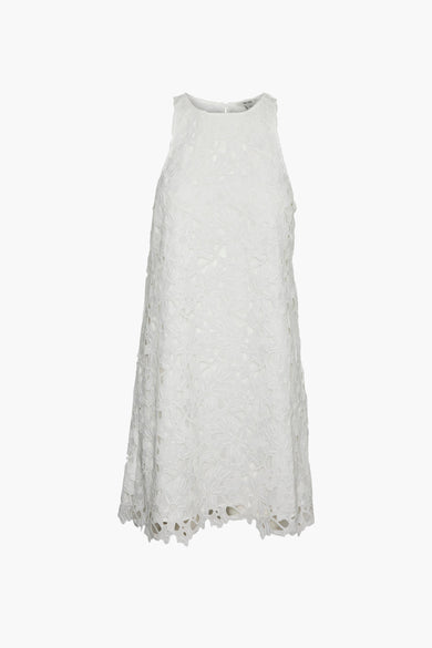 Robe blanche sans manches de VERO MODA, avec un imprimé floral et une enverture élastique.
