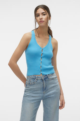 T-shirt bleu de VERO MODA, avec un dos nu et une texture côtelée, associé à un jean bleu clair.