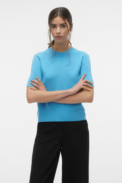 T-shirt bleu avec col rond de VERO MODA, à manches courtes et en fine texture tricotée, vu de dos.