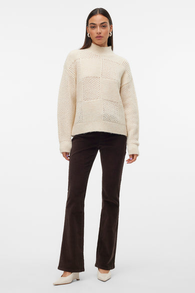Blouse écru avec col montant de VERO MODA®, à motif rayé, associée à un pantalon en coton ériblé marron et des escarpins crème.