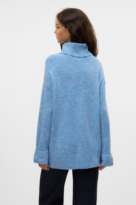 Pantalon bleu VERO MODA, vu de l'arrière avec des manches longues et un col relevé.