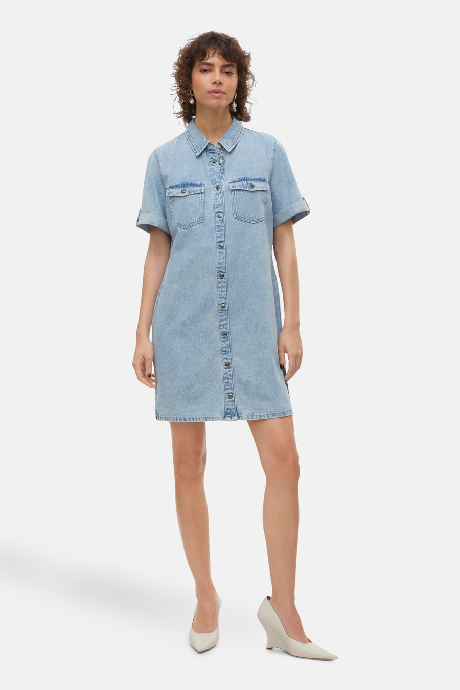 Tissu de denim avec manches courtes de VERO MODA®, à fermeture à boutons et poches brodées.