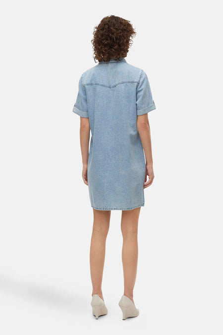 Jupe en denim bleu clair à manches courtes de VERO MODA, vue arrière, associée à des chaussures crème.