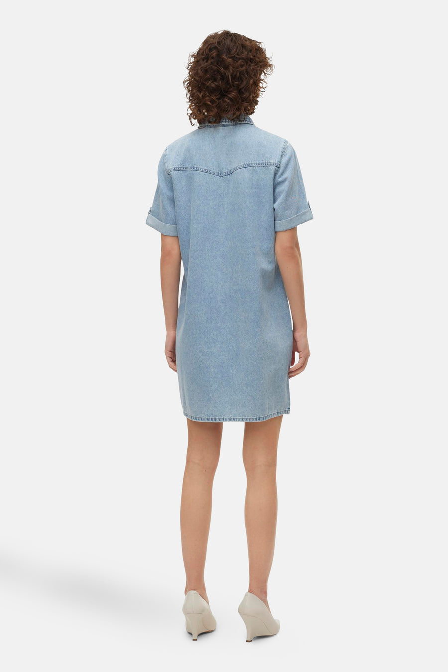 Jupe en denim bleu clair à manches courtes de VERO MODA, vue arrière, associée à des chaussures crème.