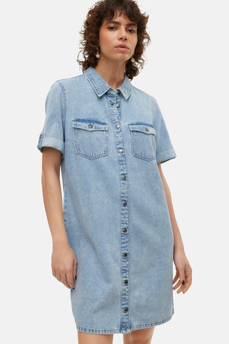 Tissu de denim avec manches courtes de Vero Moda, avec fermeture à boutons et poches poitrine.