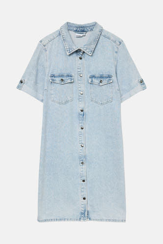 Jean bleu clair à manches courtes de Vero Moda, avec poches poitrine et fermeture à boutons.