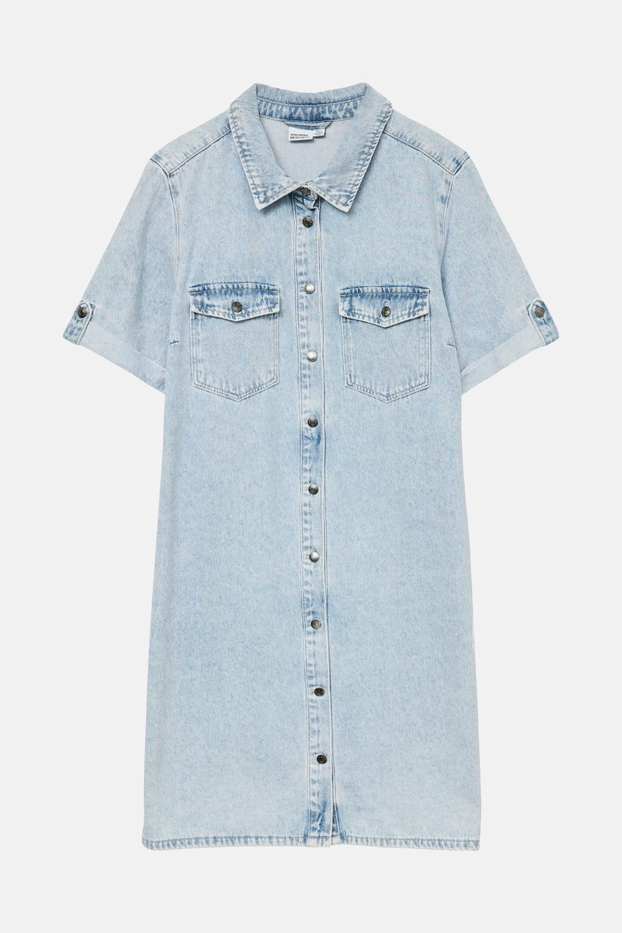 Jean bleu clair à manches courtes de Vero Moda, avec poches poitrine et fermeture à boutons.