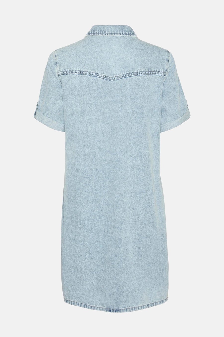 Jean bleu clair à manches courtes de VERO MODA, avec poches poitrine et un col, vu de dos.