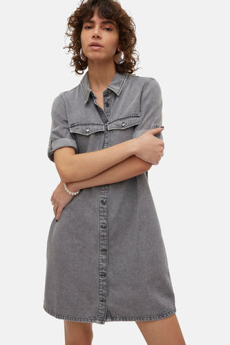 Manteau gris à manches courtes de VERO MODA, avec fermeture à boutons et poches poitrine.