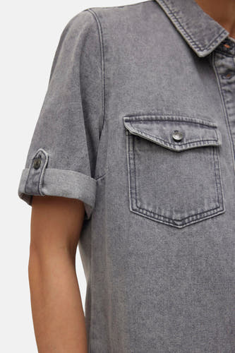 T-shirt gris à manches courtes de VERO MODA, avec une poche devant et des manches retroussées.