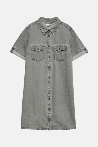 Vêtement gris à manches courtes de VERO MODA, avec poches devant et fermeture à boutons.