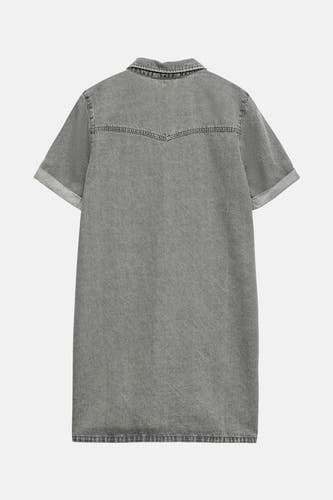 Vêtement gris à manches courtes de VERO MODA, avec une coupe inspirée du western sur le dos.