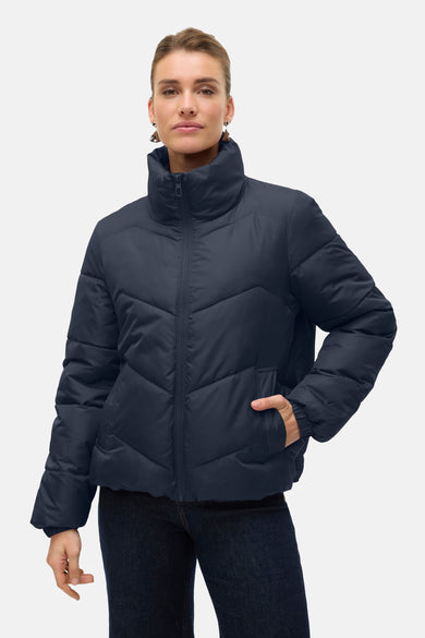 Manteau court bleu de VERO MODA, avec des poches et un col montant.