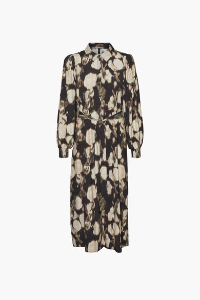 Robe noire à longues manches de Vero Moda, avec un motif floral et une ceinture élastique.
