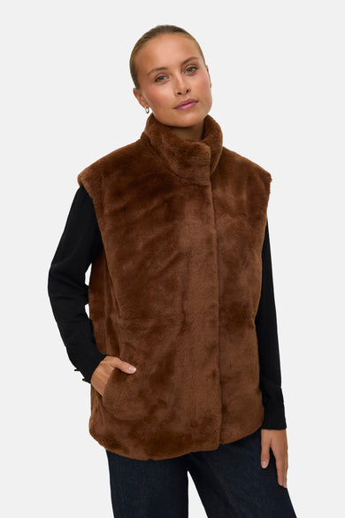 Gilet VERO MODA® de couleur marron, avec col montant et main dans la poche.