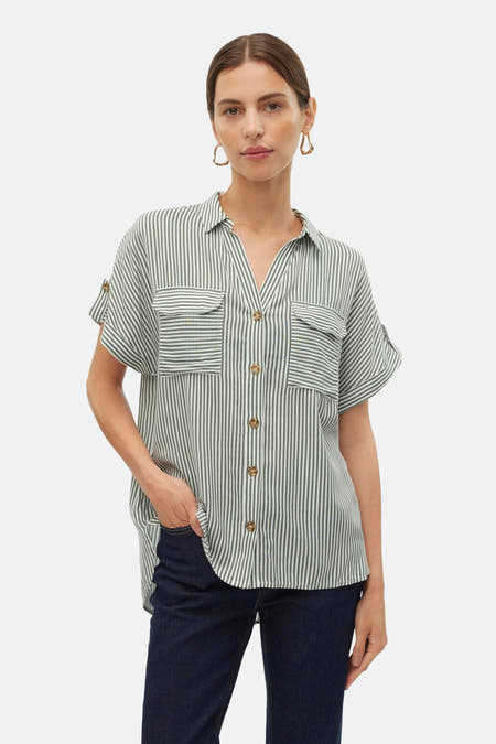 Chemise rayée verte de VERO MODA avec manches courtes, à poche poitrine et portée avec un jeans foncé.