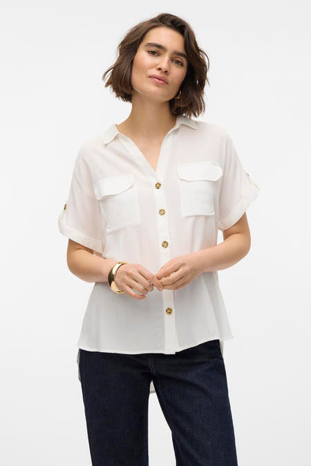 Chemise blanche à manches courtes de VERO MODA, vue de derrière, avec un bracelet doré.