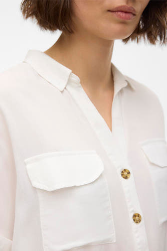 Blanc, t-shirt à manches courtes de VERO MODA® avec poches po po et fermeture à boutons.