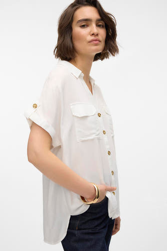 Blouse blanche à manches courtes de VERO MODA®, avec poches poitrine et etmbre d'or.