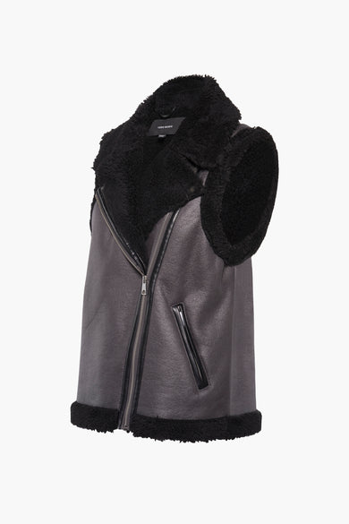 Zwarte bodywarmer van VERO MODA met imitatiebontvoering en een asymmetrische ritssluiting aan de voorkant.