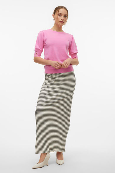Roze trui met ronde hals van VERO MODA®, met korte mouwen en gouden knoopdetails, gecombineerd met een gestreepte rok en pumps.
