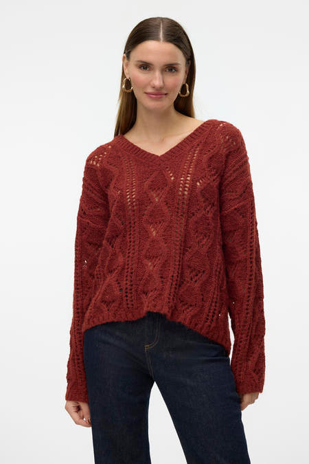 Pull marron avec col en V de VERO MODA®, à motif ajouré et longs manches, vu par derrière.