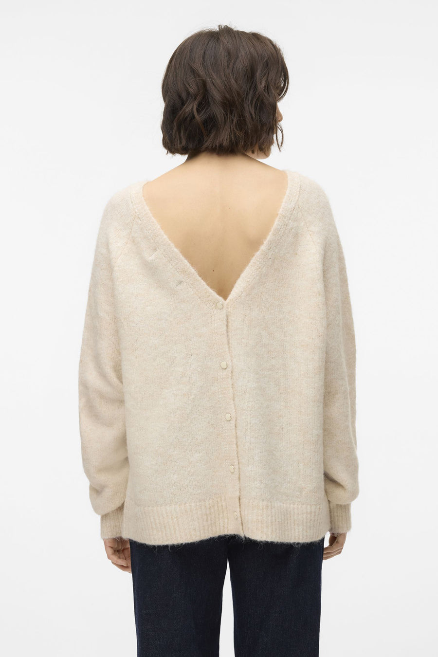 Gilet beige avec col rond de VERO MODA, dos en forme de V et fermeture à boutons.