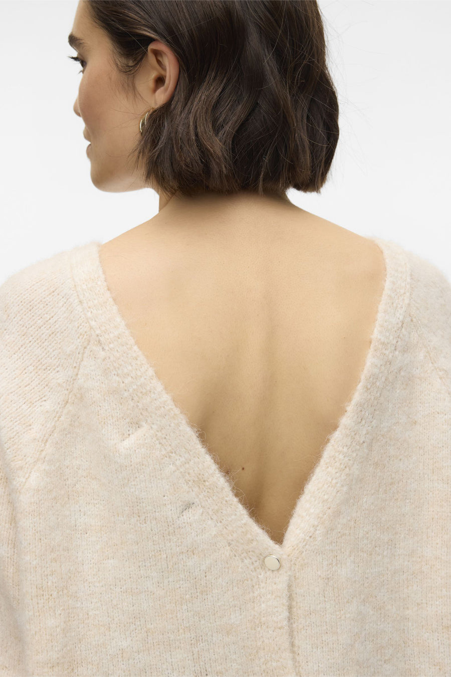 Gilet beige avec col rond de VERO MODA, avec dos en forme de V et fermeture à boutons.