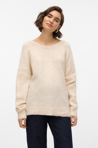 Pull beige avec col rond de VERO MODA, porté avec un short de jeans foncé et des boucles d'oreilles dorées.
